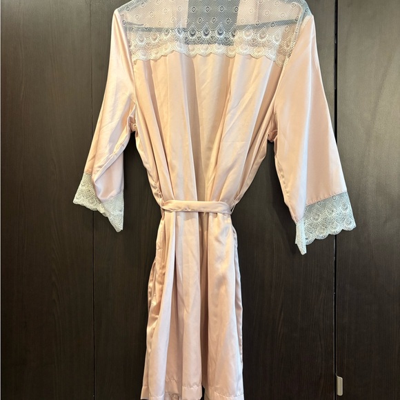 Elegant Pink Lace Trim Robe - Picture 2 of 4